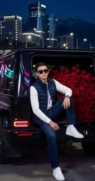 Midnight Luxury: A Vogue-Style Portrait with the Mercedes-Benz G-Class in Almaty - AI Prompt