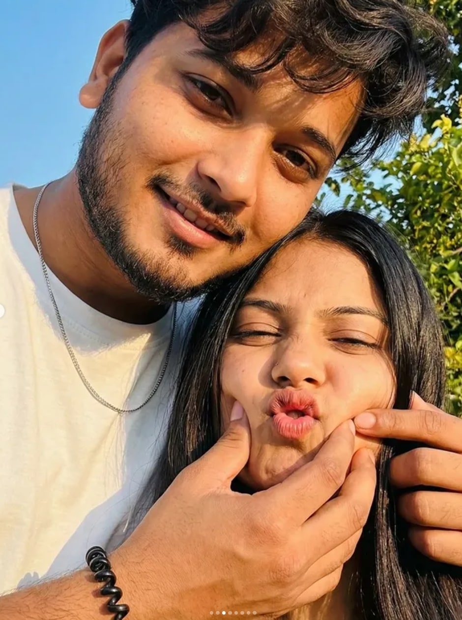 Realistic Romantic Couple Selfie - AI Prompt