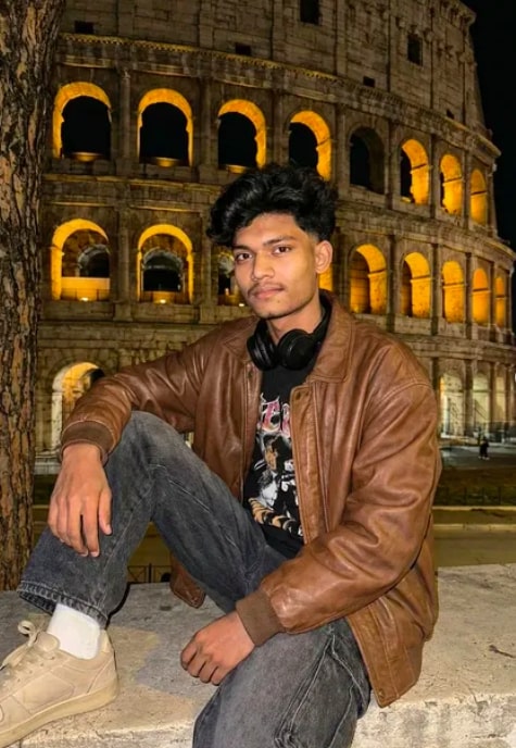 Ultra-Realistic 8K Colosseum Night Street Portrait - AI Prompt