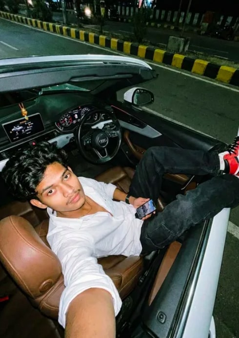 Ultra-Realistic 8K Luxury Car Night Portrait - AI Prompt